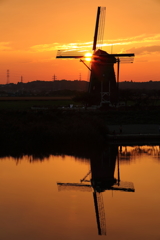 印旛沼・風車　- 夕暮れの虚像と実像 -