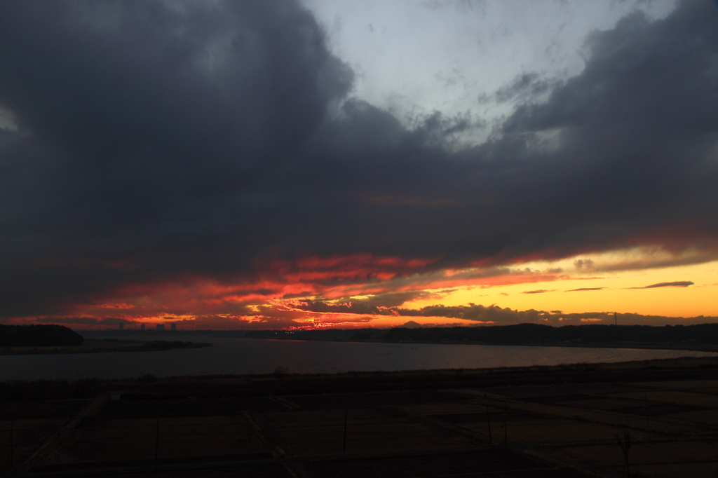 印旛沼・夕景　- 不気味な夕暮れ -