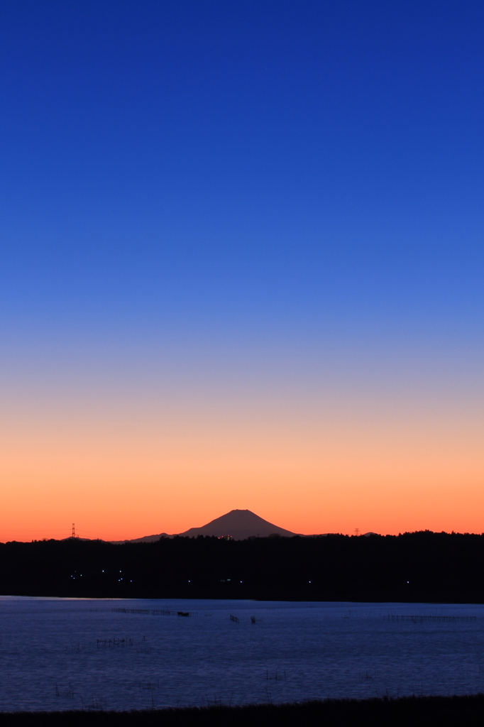 印旛沼・夕景　- 冬蒼の空と水面 -