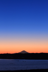 印旛沼・夕景　- 冬蒼の空と水面 -