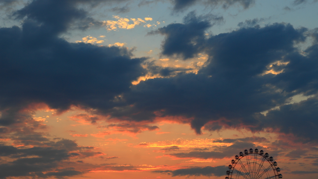 街の情景　- 観覧車のある夕焼け空 -