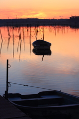 印旛沼・朝景　- 朝陽を待つ小舟 -