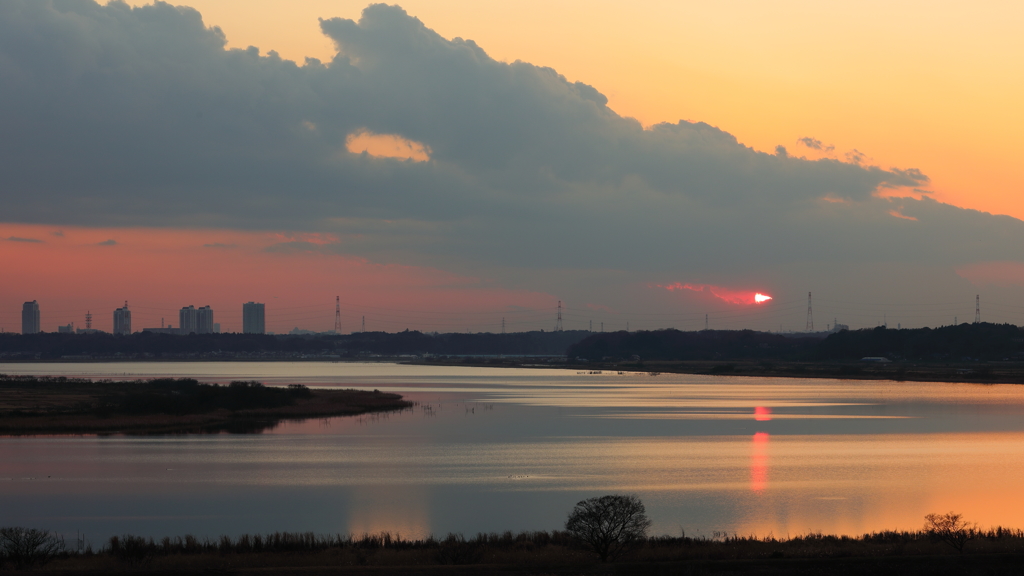 印旛沼・夕景　- シャイな夕陽 -