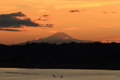 印旛沼・夕景　- 印旛の赤い富士 -