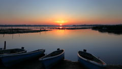 印旛沼・朝景　- 朝陽のあたる舟 -