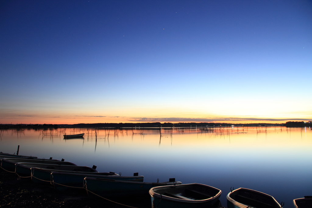 印旛沼・朝景　- 星と小舟と夜明けの水面 -
