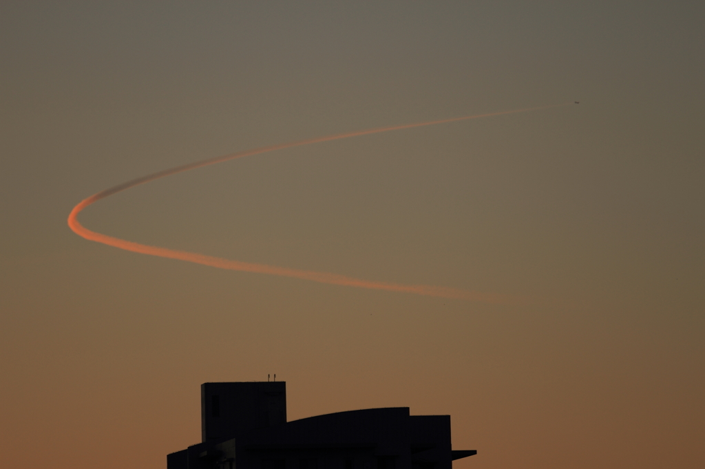 初日の出と飛行機雲