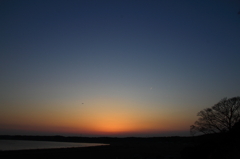 印旛沼・夕景　- 飛行機と航跡雲 -