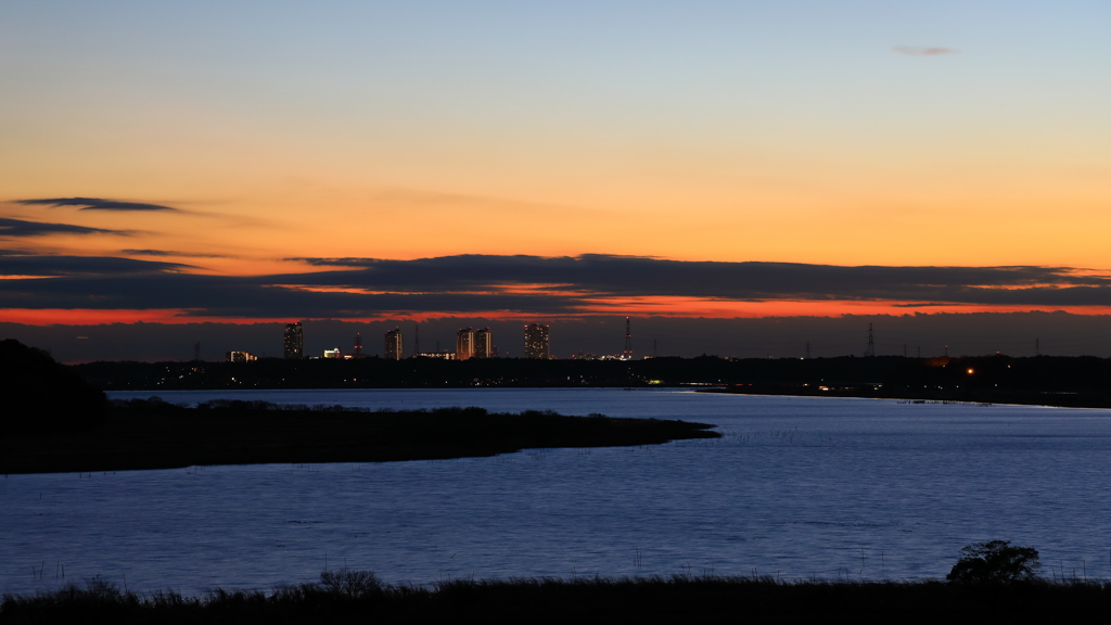 印旛沼・夕景　- 街に明かりが灯る頃 -