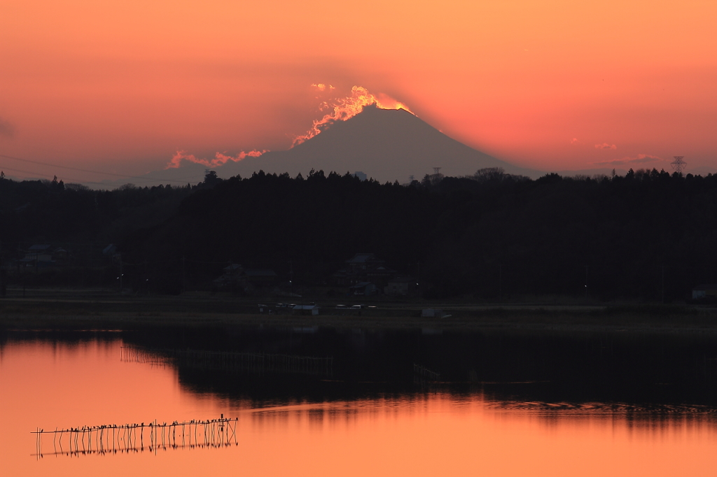 印旛沼・夕景　- 燃える富士山 -