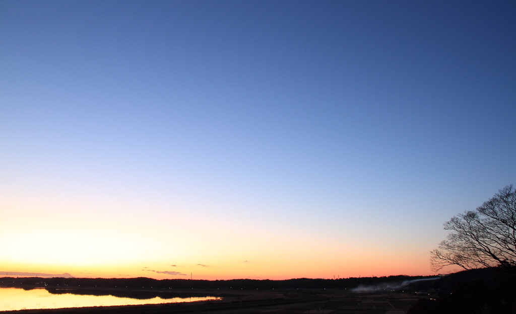 印旛沼・夕景　- 野焼き -