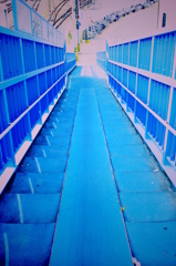 青い歩道橋