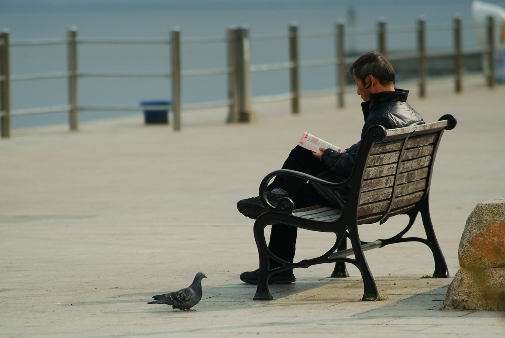 読書する男性