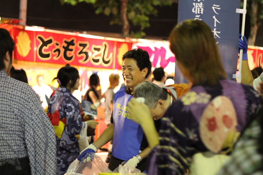 笑顔でゴミ拾い