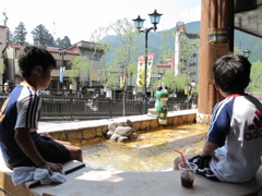 なつでも足湯きもちいね