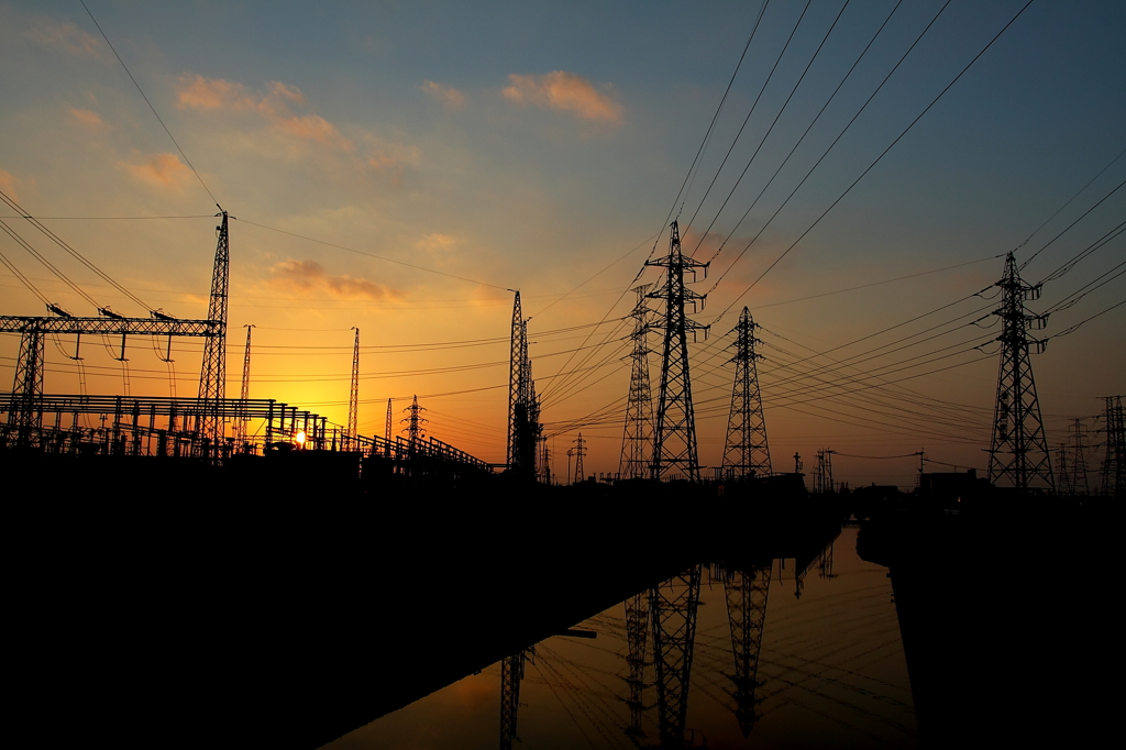 夕焼けの変電所