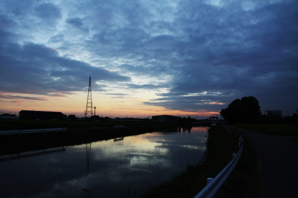 曲線と秋の夕日
