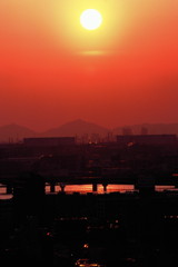 天空から沈みゆく夕陽