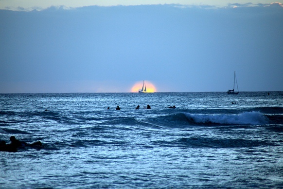 海に隠れて