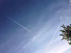 飛行機雲の交差点