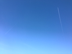 二つの飛行機雲