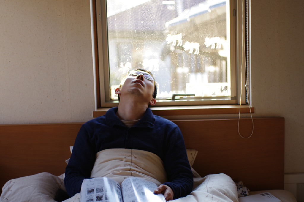 眠る男