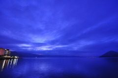 黄昏時の湖畔