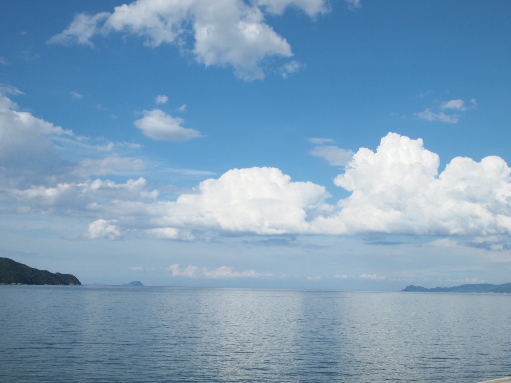 夏の海と雲