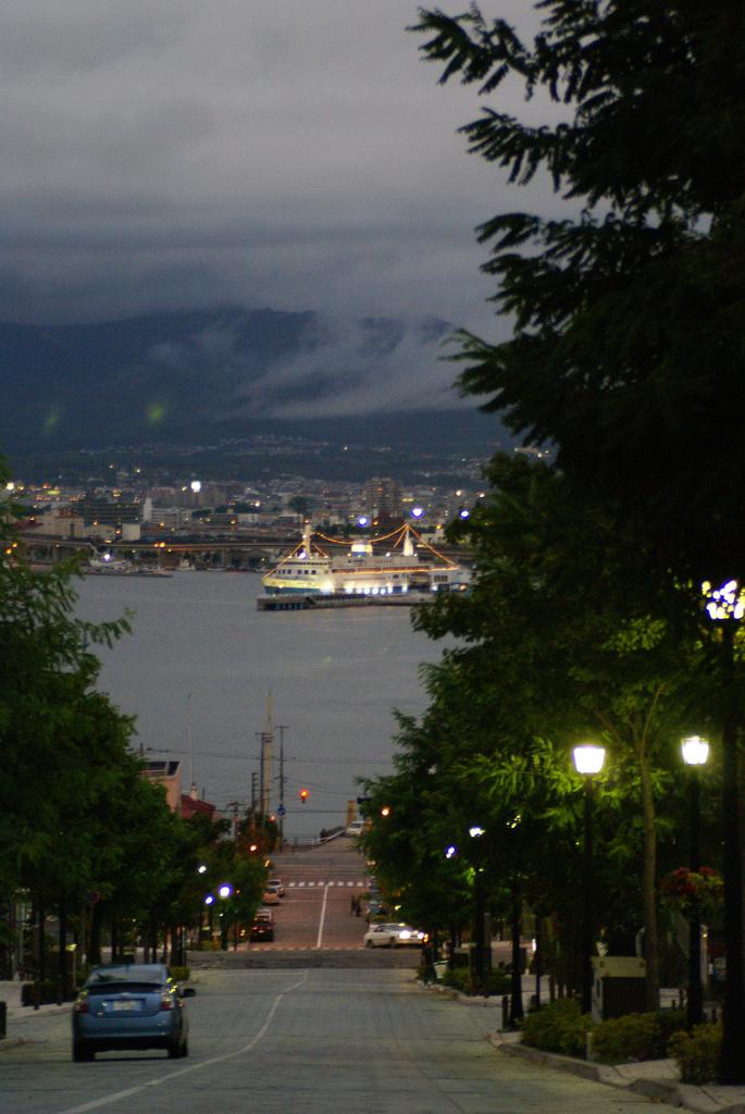 HAKODATE　八幡坂より