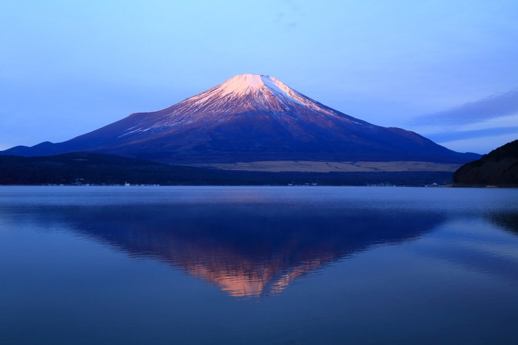 山中湖の夜明け