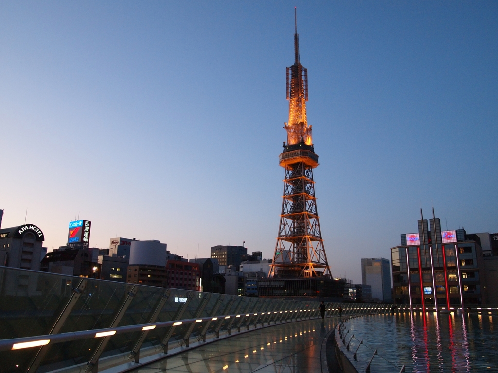 オアシス２１「水の宇宙船」と、そこから見た名古屋テレビ塔