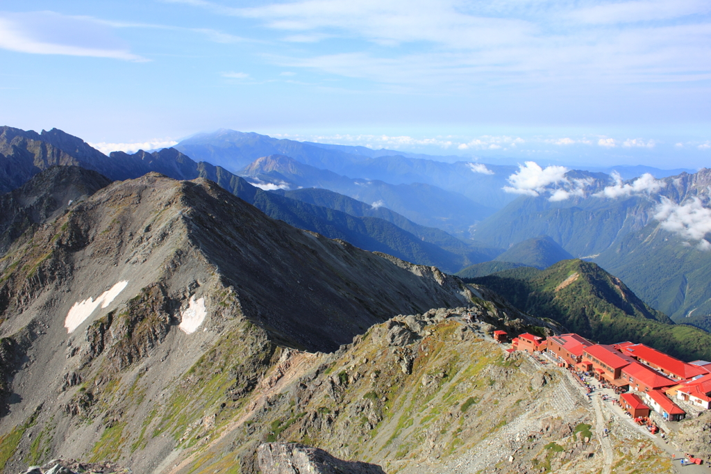 槍ヶ岳頂上から山荘と穂高連峰