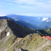 槍ヶ岳頂上から山荘と穂高連峰