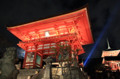 秋の京都（清水寺のライトアップ）