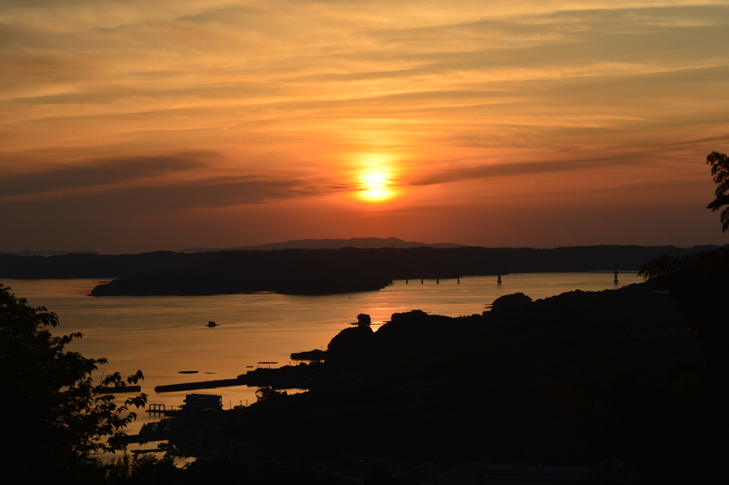 皐月、入り江の夕暮れ