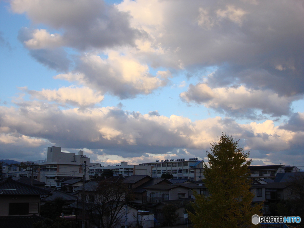 晩秋の青空は曇り