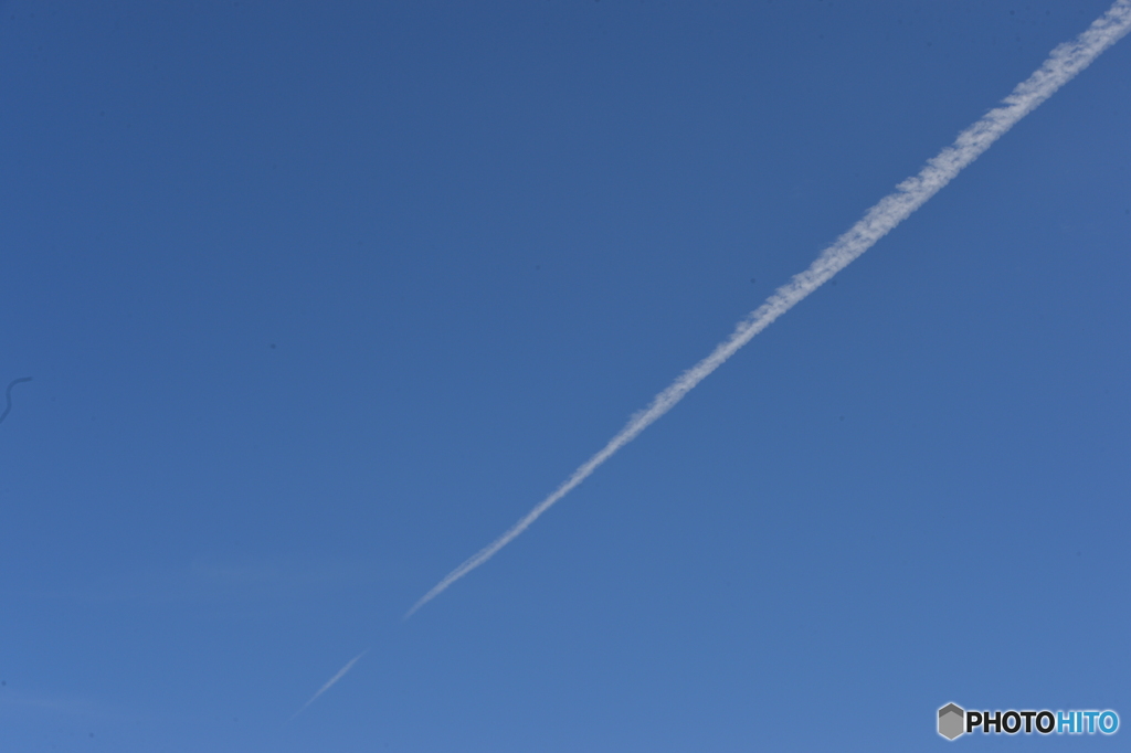 空高く・・・飛行機雲