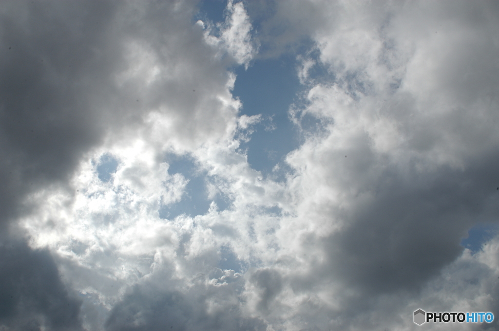 晴れ間の空