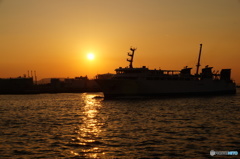 夕暮レニ寄港ス
