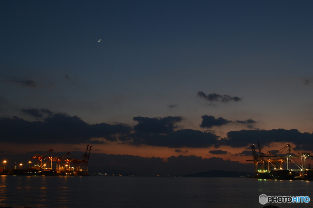 湾内の夜更け