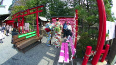 神社で写真撮る街