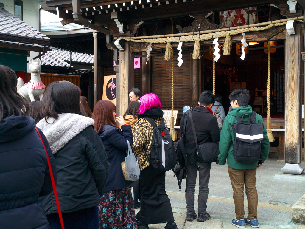 ピンクのハートの神社にはピンクの頭で