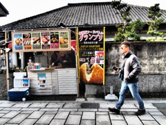 ギュー牛づめの店先を行く