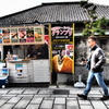 ギュー牛づめの店先を行く