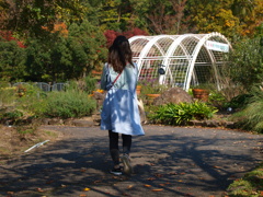 植物園を行く母親
