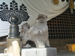 内々神社　木彫りの獅子