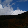 晩秋の空と山