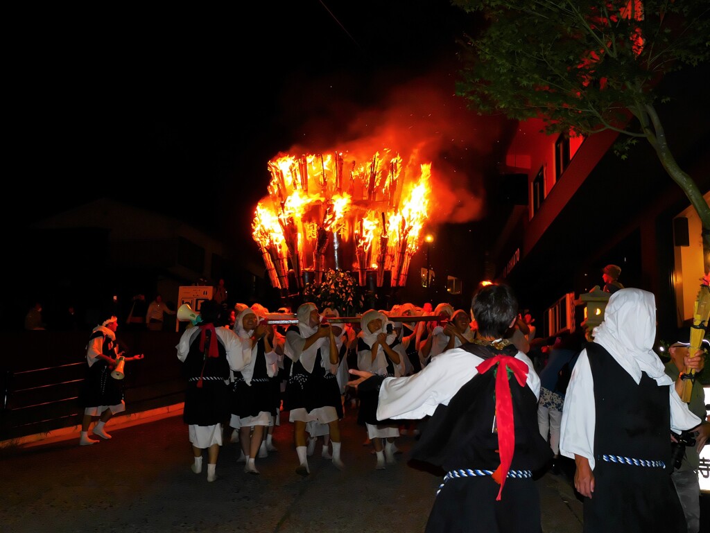 燃え盛る神輿