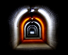 暗いトンネルを抜けると。。。