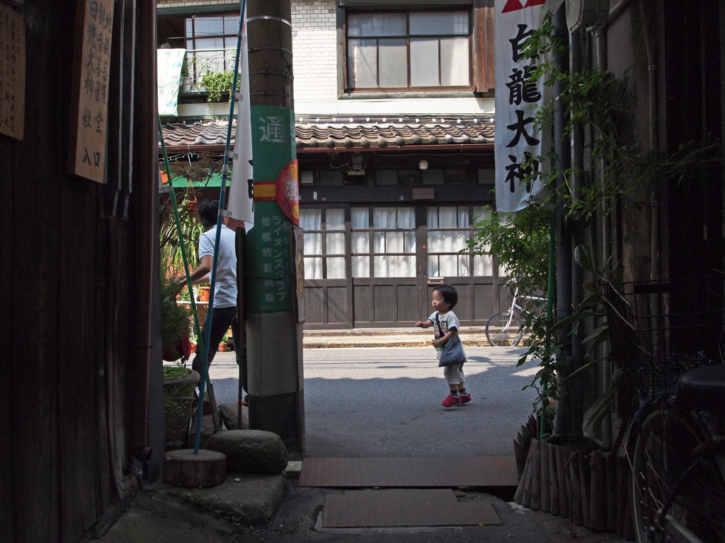 路地の向こう側